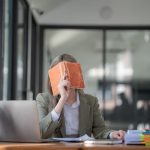 Sindromul impostorului la locul de muncă – când succesul nu te convinge că ești suficient de bun
